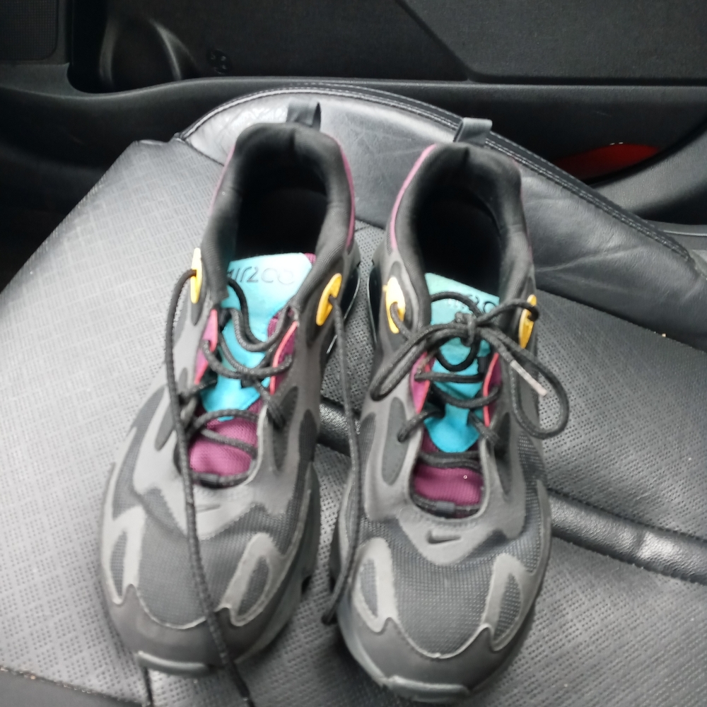 Mens size 9 nike air200 Box included!